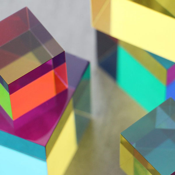 CMYの原色を使用し、キューブに光を通すことで様々な色を再現することができるCMYキューブ。