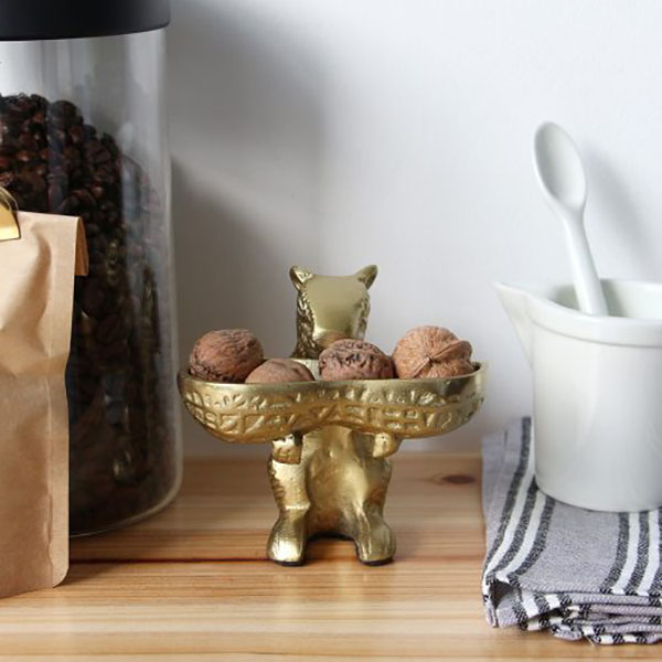 海外では馴染みが深いリスのナッツクラッカーをトレイに仕立てたプロダクト。