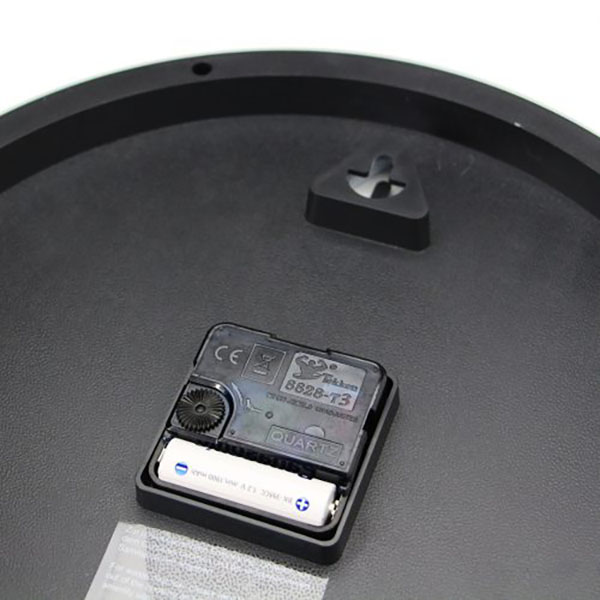 24H表示の配色が可愛いステップムーブメントクロック。