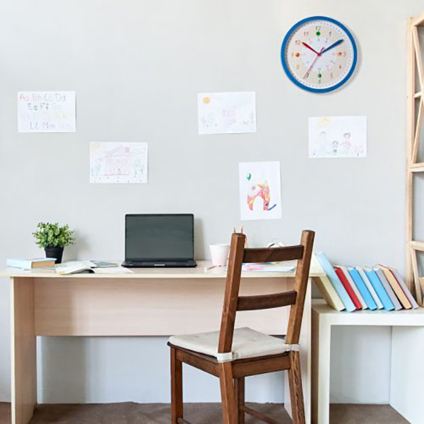 24H表示の配色が可愛いステップムーブメントクロック。