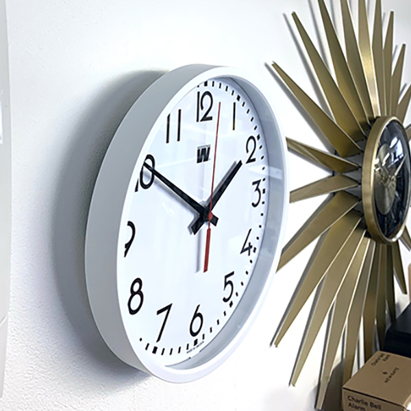 スウェーデン製の視認性に優れた壁掛け時計。
