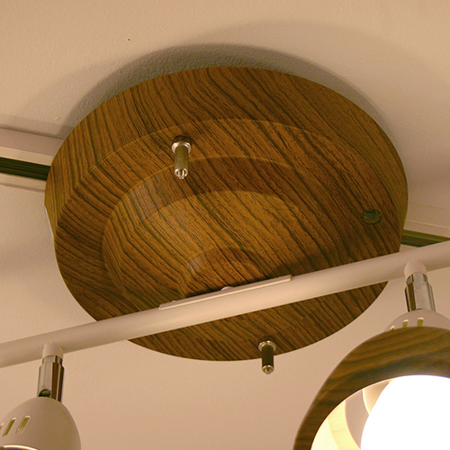 効率的にお部屋全体を照らし、天井に近い分、空間を一層広く見せてくれます。