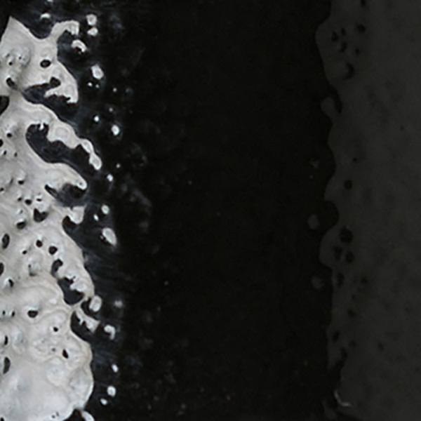 金属板をハンマーで叩いたような模様を表現したハンマートン塗装のランプシェード、