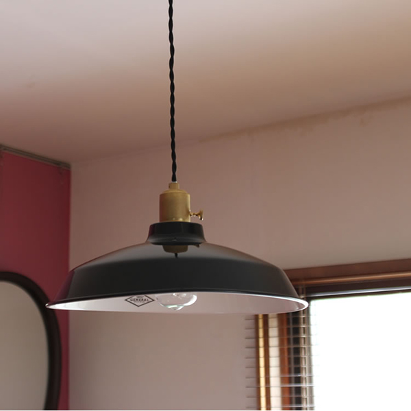 真鍮の高級感が感じられるシンプルなデザインのソケット