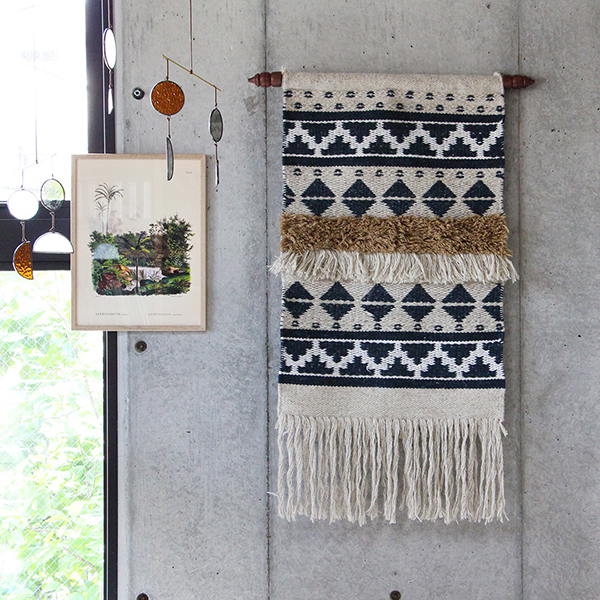 ウールとコットンで編み込まれたウォールタペストリー。