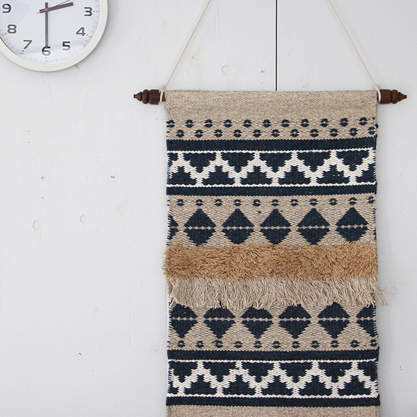 ウールとコットンで編み込まれたウォールタペストリー。