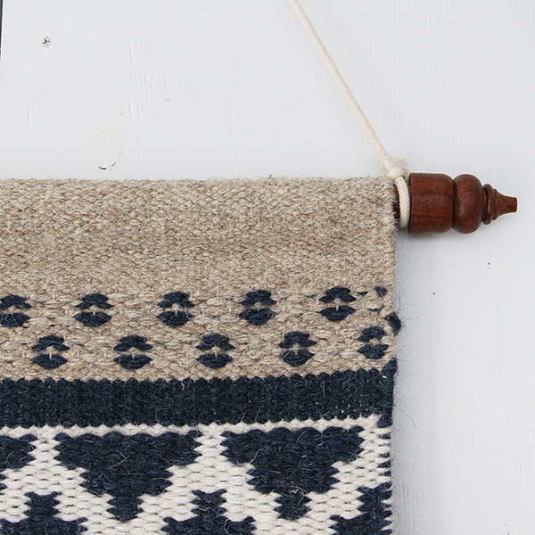 ウールとコットンで編み込まれたウォールタペストリー。
