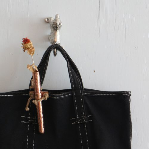 壁面を歩いているかのような姿のウォールフック。