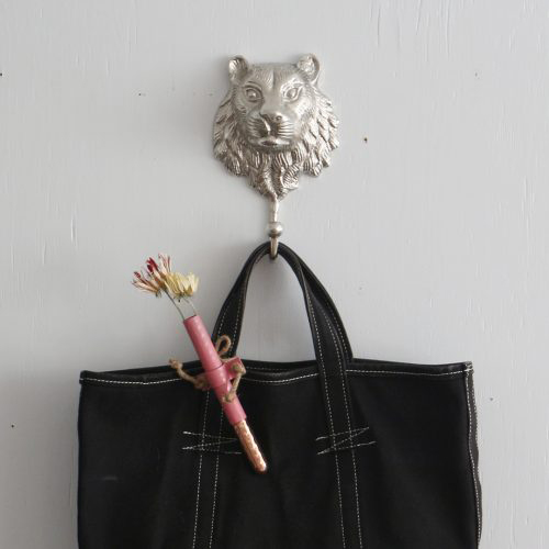 存在感のあるライオンヘッドのウォールフック。