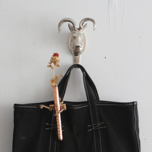 カールした大きなツノが特徴的なオオツノヒツジの存在感があるウォールフック。