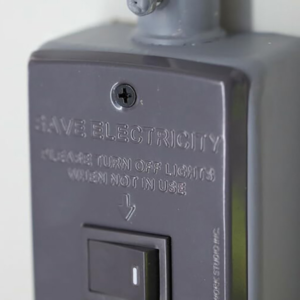 壁面のスイッチパネルをスタイリッシュに変身させるスイッチプレートは小さいながらも存在感抜群。