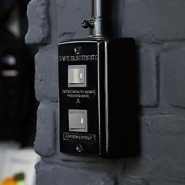 壁面のスイッチパネルをスタイリッシュに変身させるスイッチプレートは小さいながらも存在感抜群。