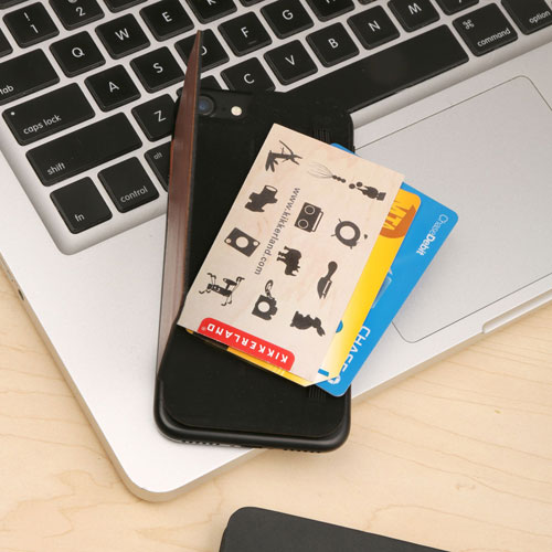 自身のタブレットに取り付けできる収納ポケット。