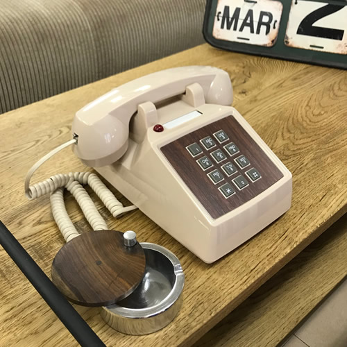 モーテルにありそうなクラシカルなデザインの電話機、