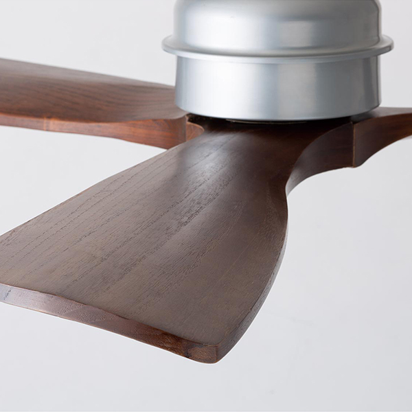 まるで昔の飛行機のプロペラのような羽が魅力のシーリングファン。