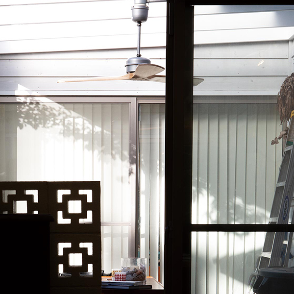 まるで昔の飛行機のプロペラのような羽が魅力のシーリングファン。