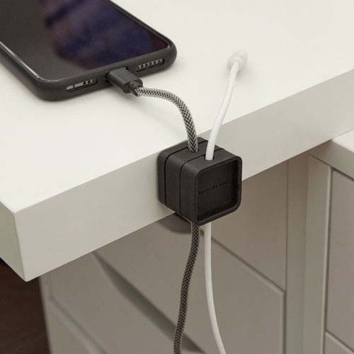 スナップ＆フィットブロックでデスク周りを整頓する事ができるケーブルキューブ。