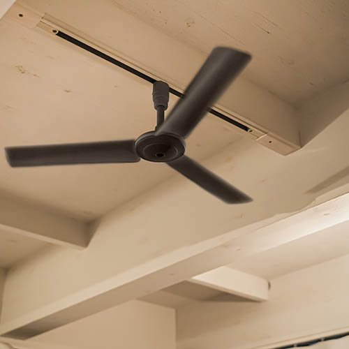 自宅や店舗、オフィスの天井にある照明用のダクトレールに取り付けて使用するダクトレールファン。
