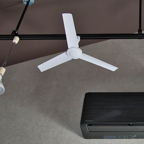 自宅や店舗、オフィスの天井にある照明用のダクトレールに取り付けて使用するダクトレールファン。