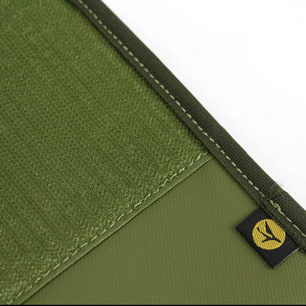 面ファスナーを使用することにより、用途に応じて2種のポーチをラップトップケースにカスタム