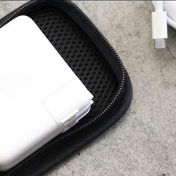 面ファスナーを使用することにより、用途に応じて2種のポーチをラップトップケースにカスタム