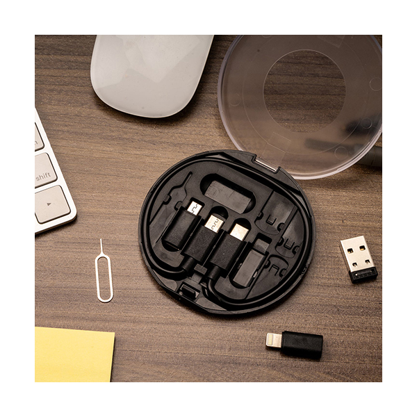 これさえあれば外出先での充電やデスク作業に困らない変換アダプターセット。