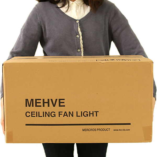 天井が低めの住宅にも取り入れやすい、圧迫感を抑えた高さ34cmのシーリングファンライト。