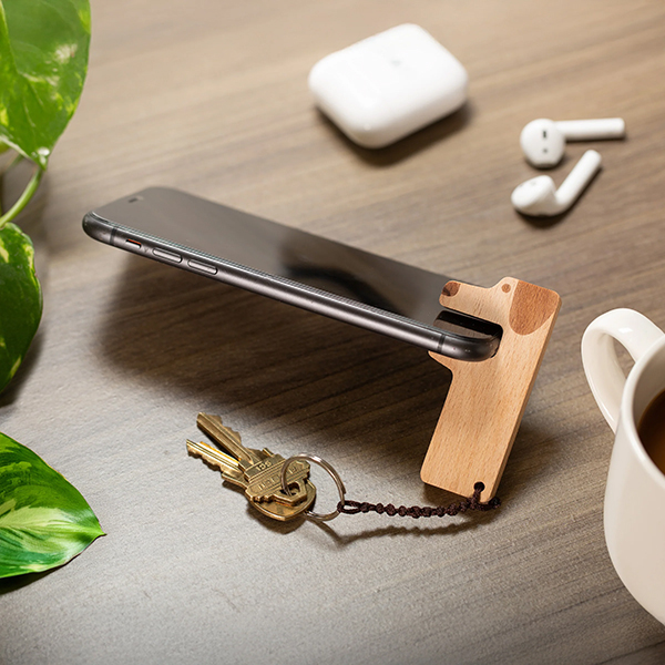 愛らしい犬がスマホをくわえてスタンドになる、木製キーリング型スマホスタンド。