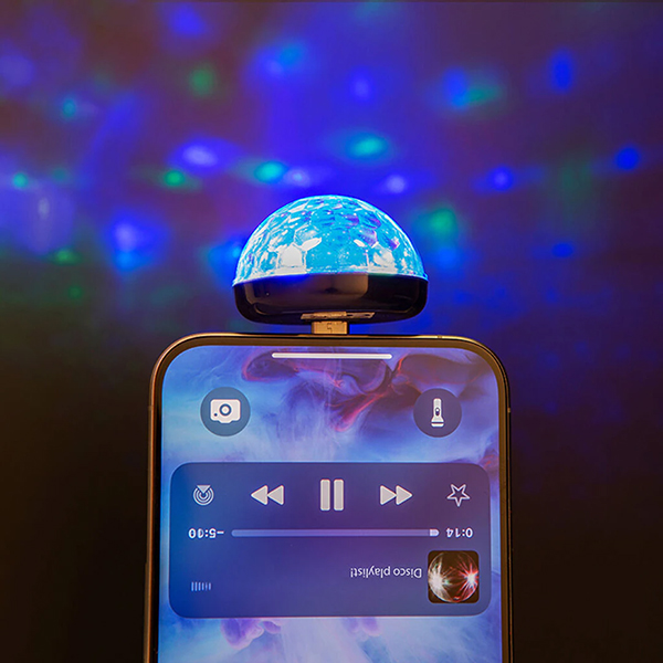 音楽に合わせてカラフルに光るディスコライト。