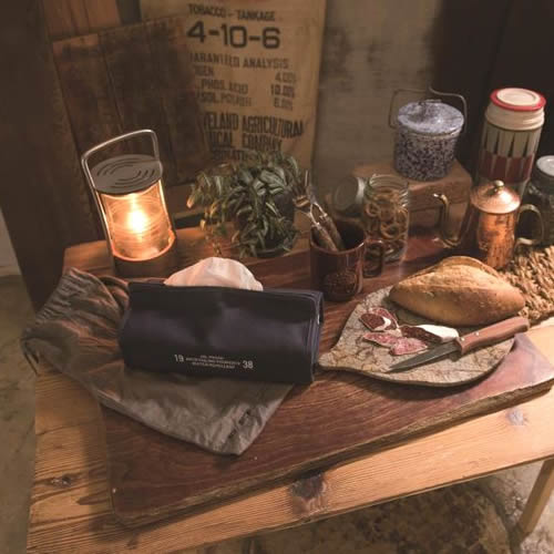 ティッシュボックス。