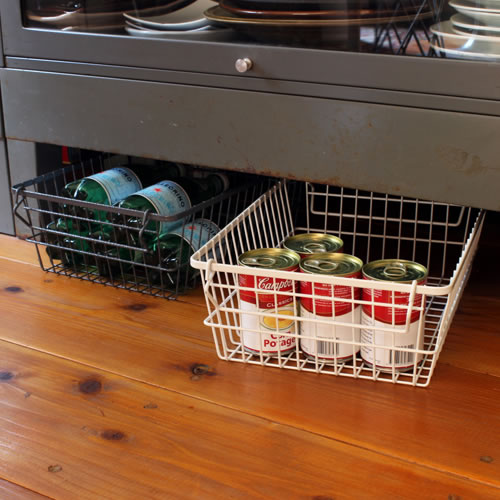 スチール製のスタイリッシュでお洒落な収納バスケット。