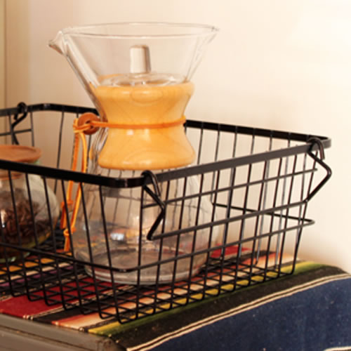 スチール製のスタイリッシュでお洒落な収納バスケット。