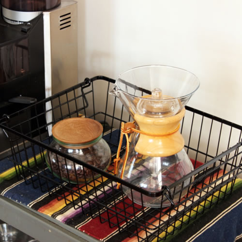 スチール製のスタイリッシュでお洒落な収納バスケット。