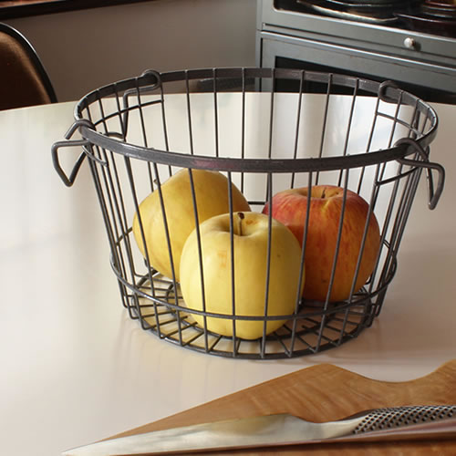 スチール製のスタイリッシュでお洒落な収納バスケット。