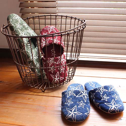 様々な大きさの星が散りばめられた印象的なルームシューズ。