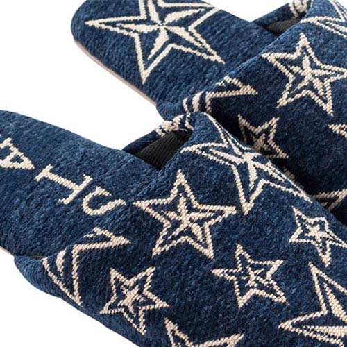 様々な大きさの星が散りばめられた印象的なルームシューズ。