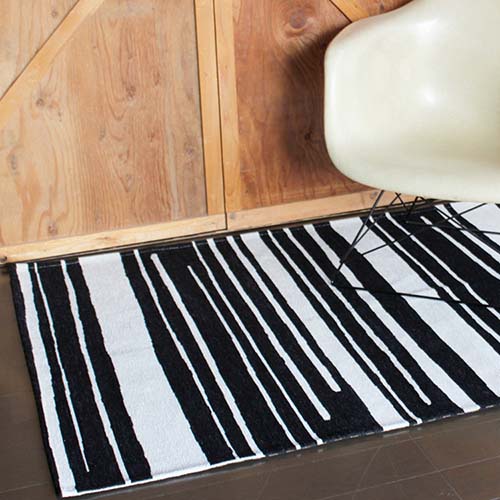 WH/BKカラーで無作為に描かれた　ストライプラインのデザインを落とし込んだラグ。