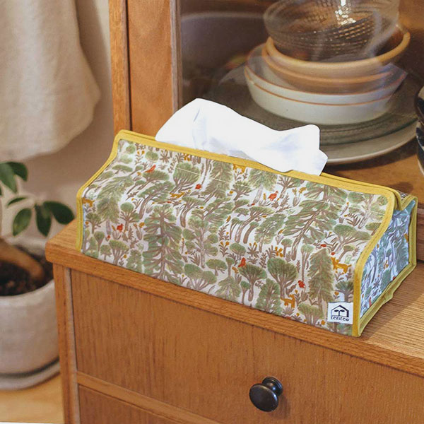 森や動物たちが水彩のような淡いタッチで描かれているティッシュケース。