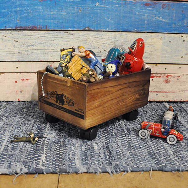 スタッキングできる木製ボックス。