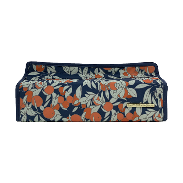 ロンドンで活躍するデザイナー エミリー・バーニンガムのテキスタイルを使用したティッシュカバー。