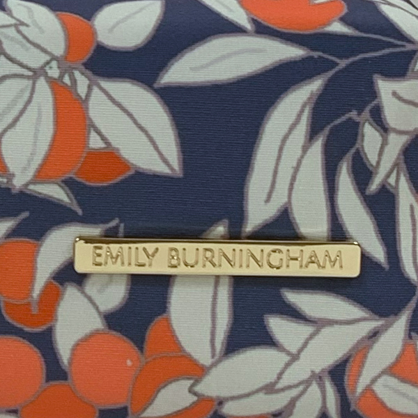 ロンドンで活躍するデザイナー エミリー・バーニンガムのテキスタイルを使用したティッシュカバー。