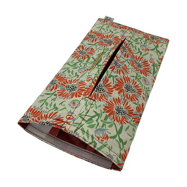 ロンドンで活躍するデザイナー エミリー・バーニンガムのテキスタイルを使用したティッシュカバー。