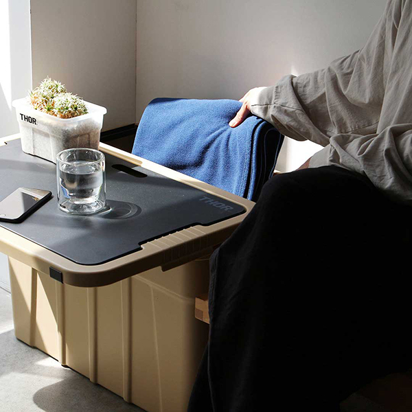 テーブル使いしたまま中の物を出し入れすることができるTHOR Large Totes 53L・75L専用スライドレール。