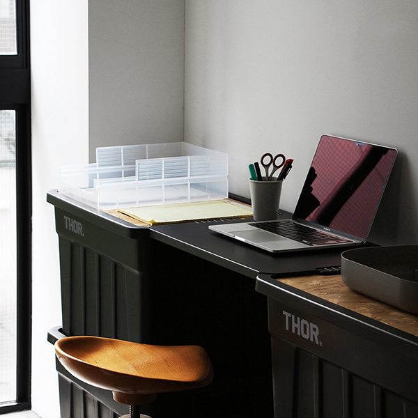 屋内、野外で使用可能なハンドル付きコンテナボックス75L。