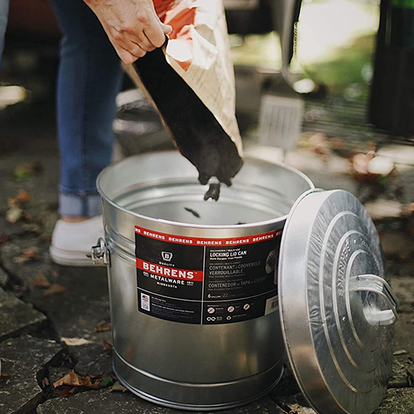 屋外での使用にも適し耐久性と強度に優れたガルバメッキスチール製バケット。