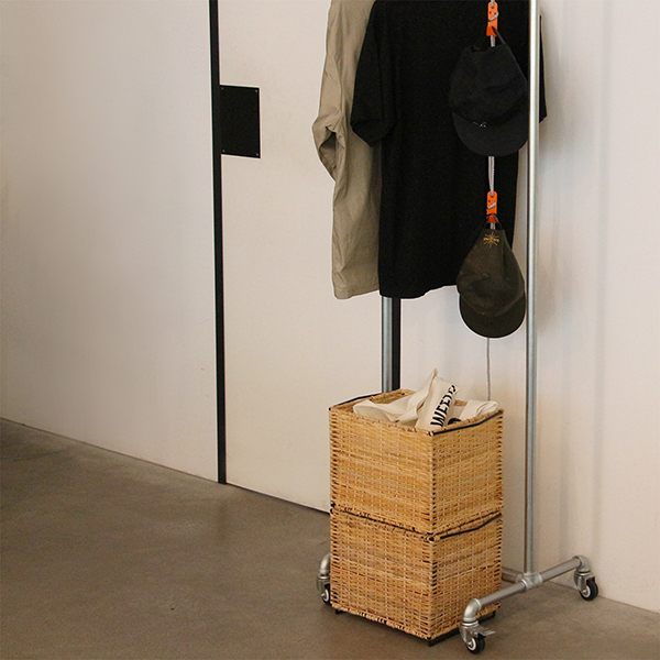 スチールフレームにラタンを編み込んだスタッキングバスケット。