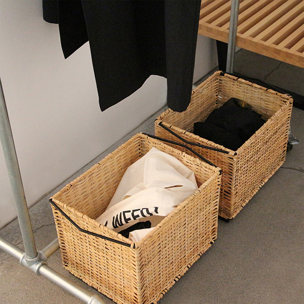 スチールフレームにラタンを編み込んだスタッキングバスケット。