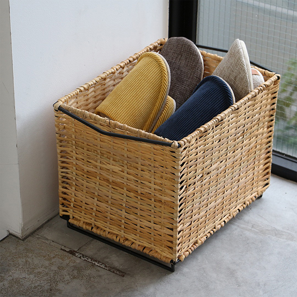 スチールフレームにラタンを編み込んだスタッキングバスケット。