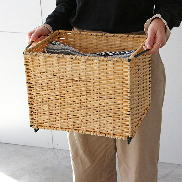 スチールフレームにラタンを編み込んだスタッキングバスケット。