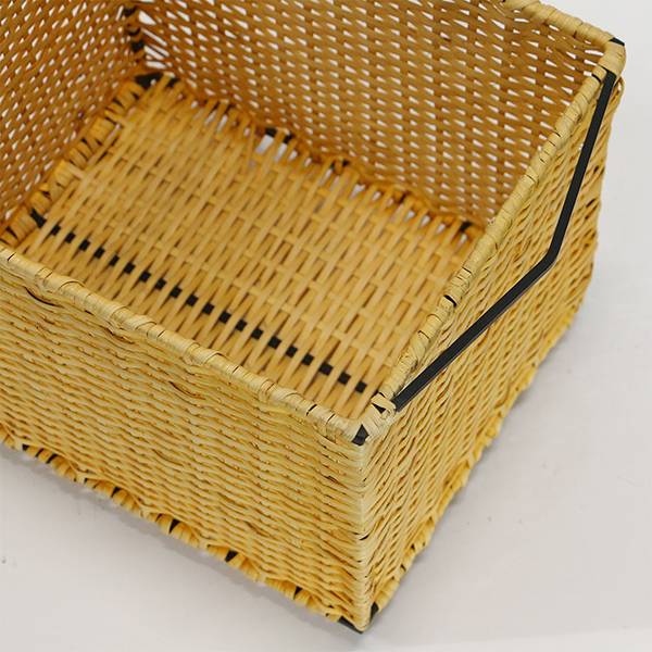 スチールフレームにラタンを編み込んだスタッキングバスケット。